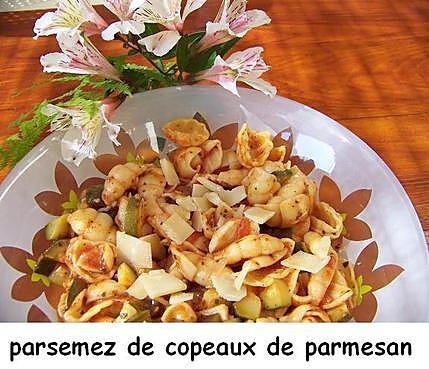 recette Salade de pâtes , courgettes, parmesan et basilic  au  wok