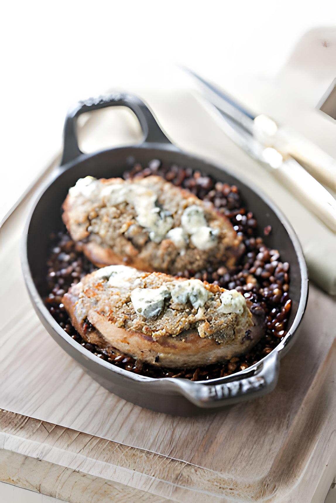 recette Suprêmes de Pintade Fermière d’Auvergne Label Rouge rôtis en croûte de Fourme d’Ambert, lentilles vertes du Puy confites au vin rouge de Saint-Pourçain