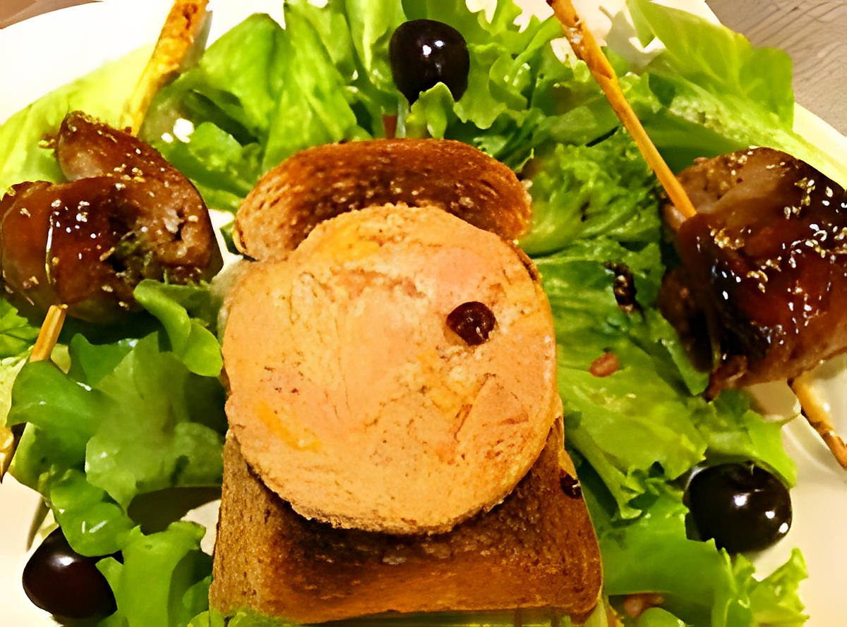 recette Salade d'aiguillettes de canard gras à la cerise et son toast de foie gras