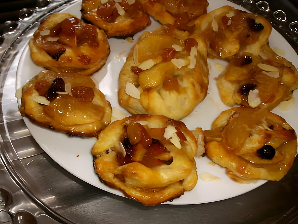 recette Petits feuillettés de pommes au caramel et raisins  secs.