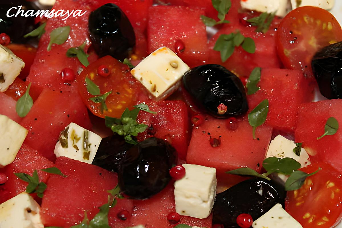 recette Salade pastèque, feta, tomates cerises et baies roses