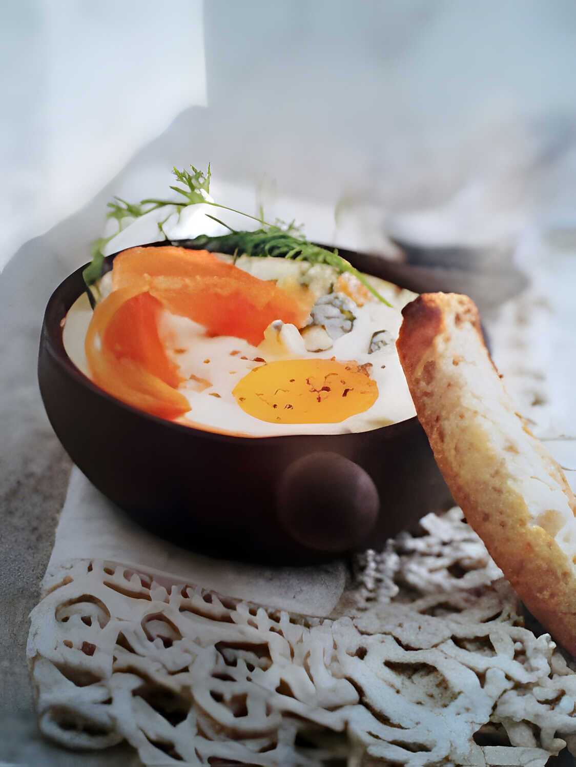 Oeufs cocotte truite fumée et fourme d'Ambert