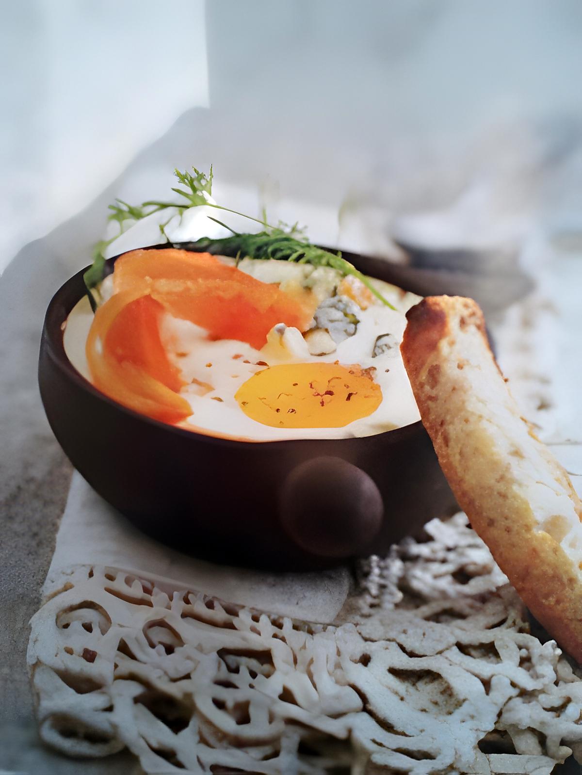 recette Oeufs cocotte truite fumée et fourme d'Ambert