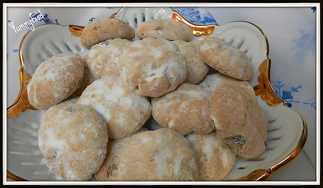 Ghriba aux raisins secs, noix de pécan et graines de sésame (biscuits Marocains)