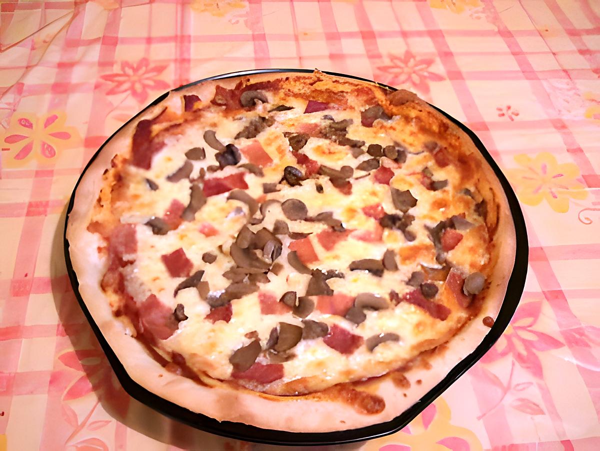 recette Pizza au jambon,fromage,champignons,tomate.
