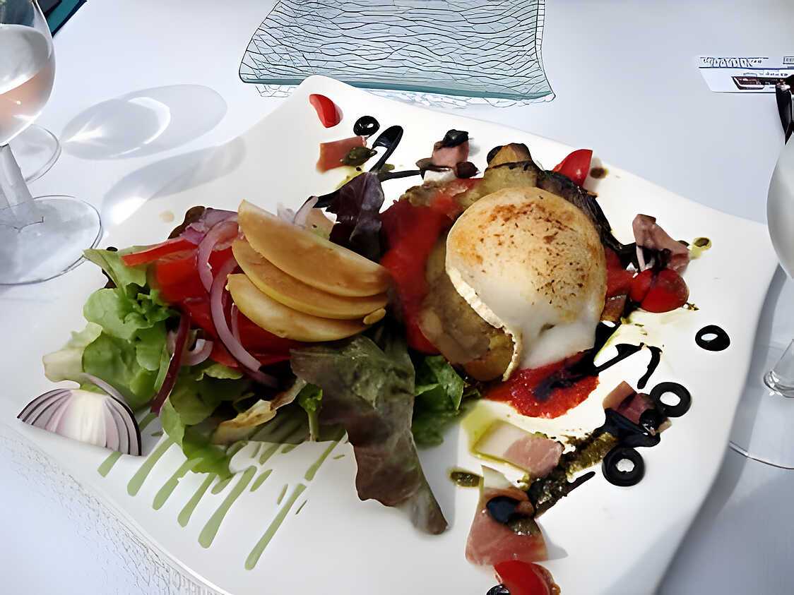 Salade à l'aubergine grillée tomates et fromage de chèvre et lardons