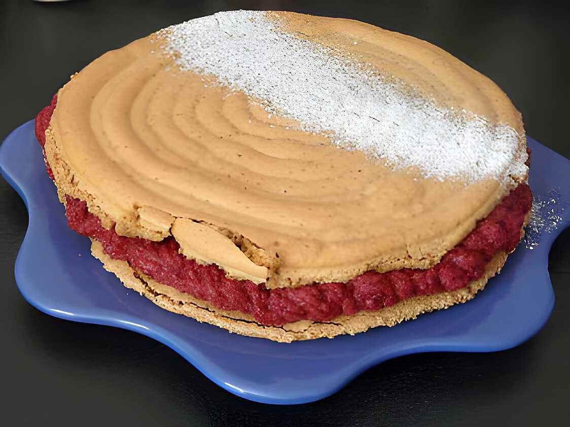 Macaron geant à la fève tonka et mousse aux fruits rouge