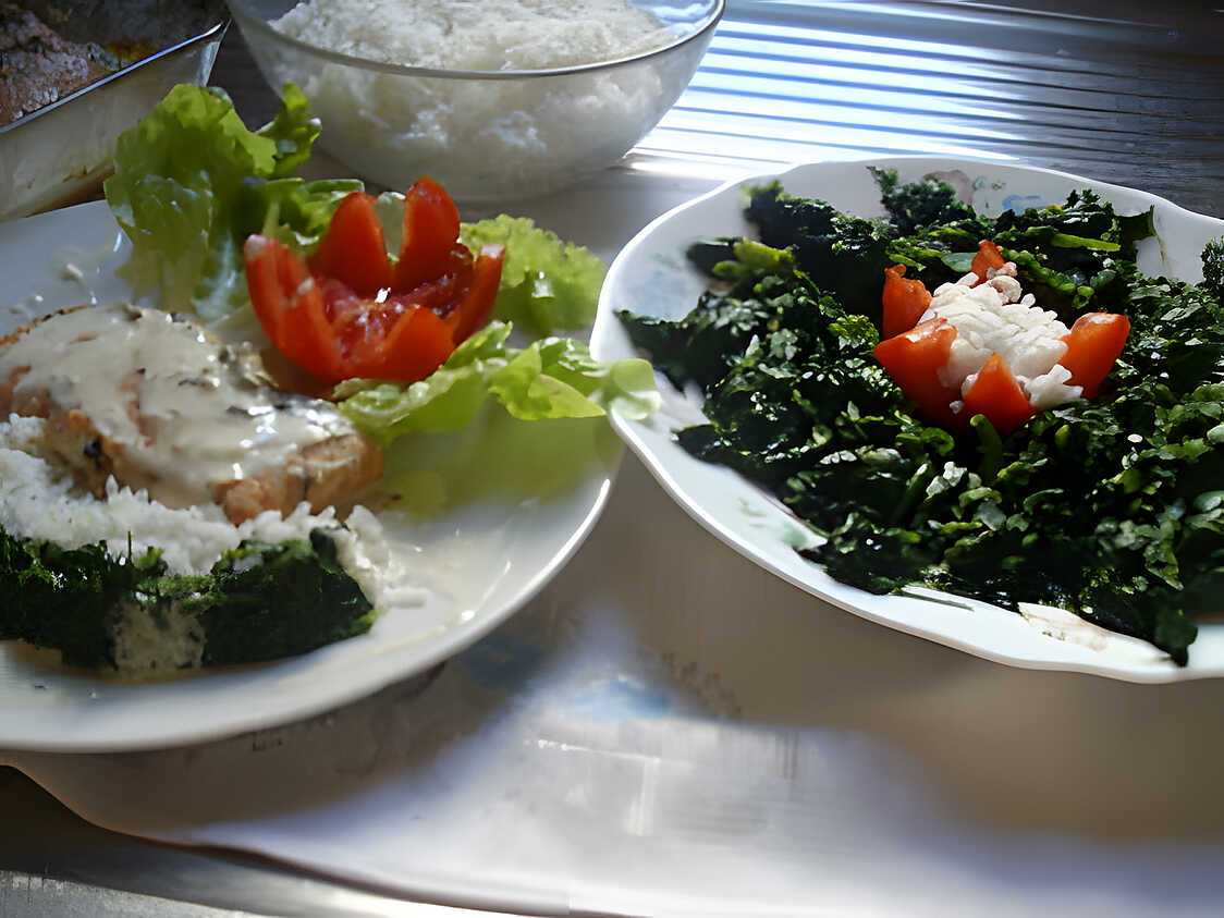 Recette de Pavés de saumon à la créme fraiche épinards et riz.