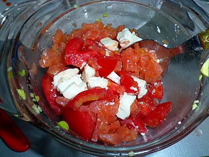 recette Salade de tomate - feta et lardons de saumon à l’alfalfa