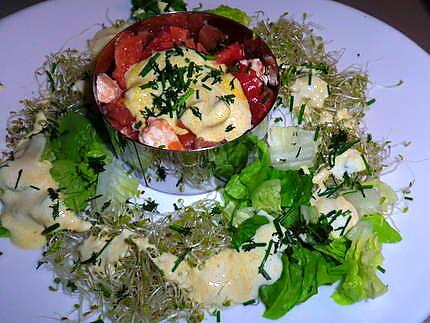 recette Salade de tomate - feta et lardons de saumon à l’alfalfa
