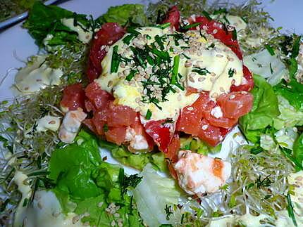 recette Salade de tomate - feta et lardons de saumon à l’alfalfa