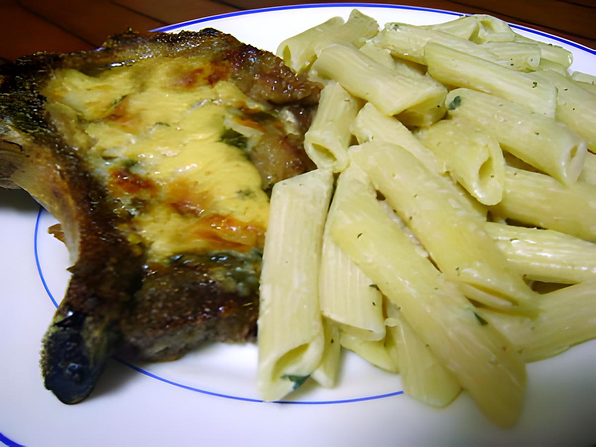 recette Penne à la crème d'ail persillée et cotelette gratinée au roquefort