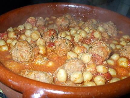 recette Tajine de mini boulettes en sauce tomate .. oeufs et pois-chiches....