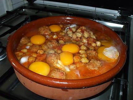 recette Tajine de mini boulettes en sauce tomate .. oeufs et pois-chiches....