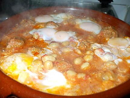 recette Tajine de mini boulettes en sauce tomate .. oeufs et pois-chiches....