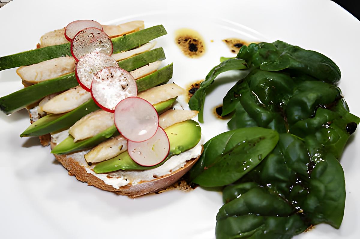 recette Tartine truite/avocat et sa salade d'épinards