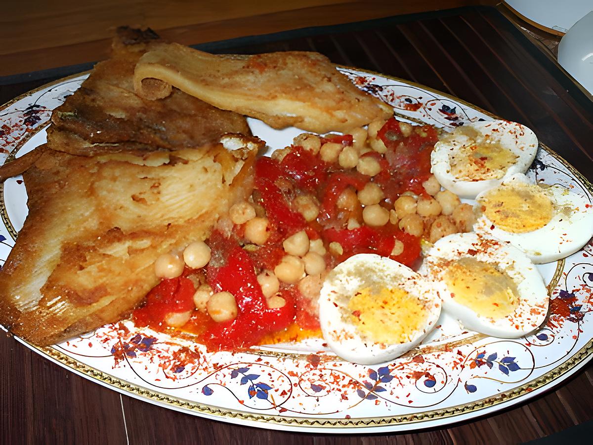 recette Ailes de Raie..accompagnées de salade de pois-chiche aux poivrons.rouges ..et oeufs durs.....à l'oriental...