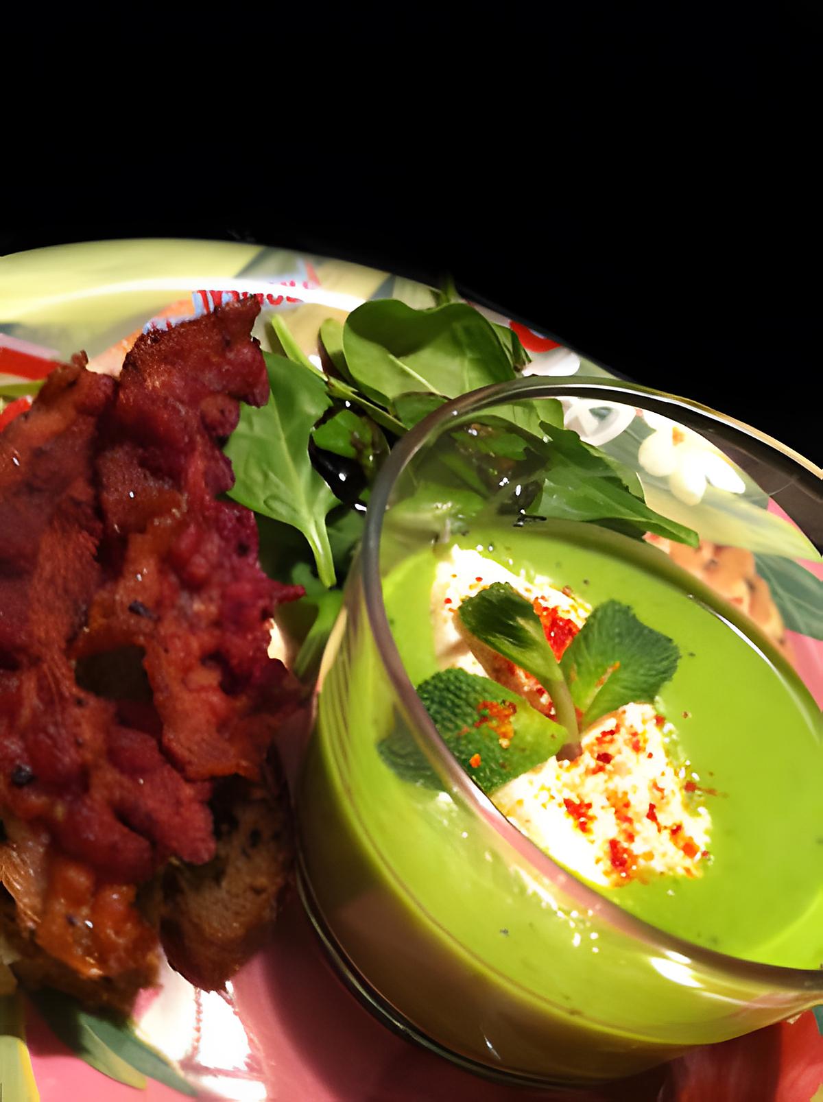 recette Velouté glacé de petits pois a la menthe et sa quenelle de chèvre frais & brushetta au pesto y bacon !