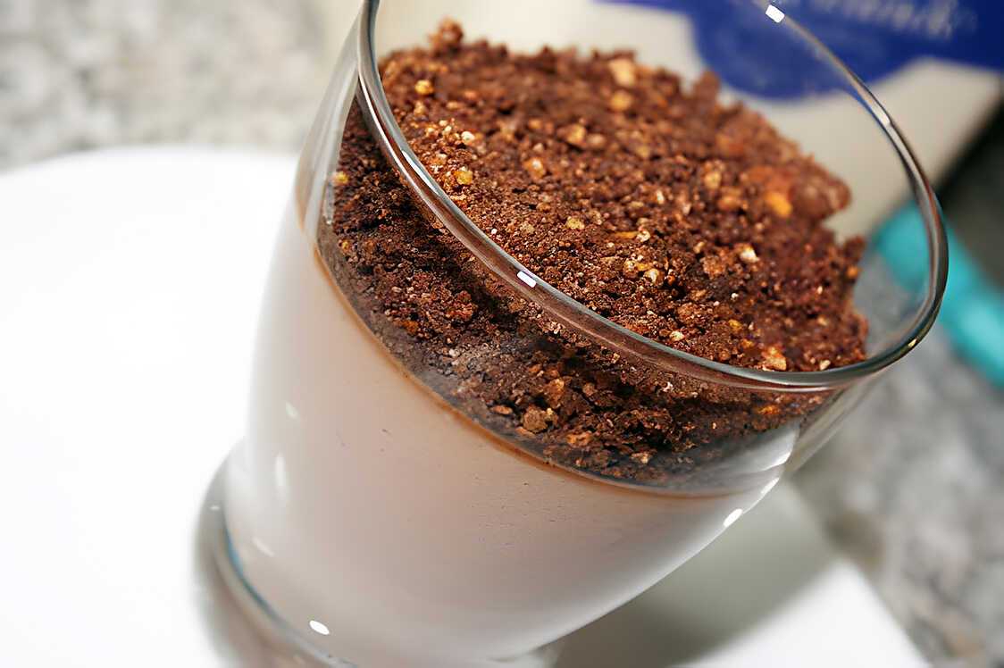Panna cotta au chocolat et son crumble chocolat-cacahuètes