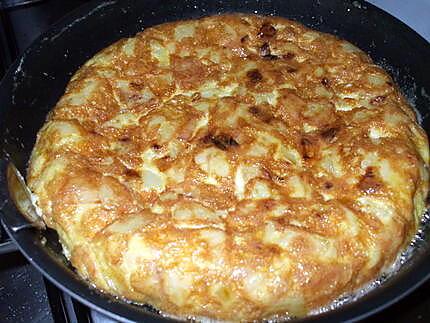 recette Tortilla de Patatas con Cebollas a la Española...( Omelette de P.d.terre  Espagnole aux oignons)... Délicieux...