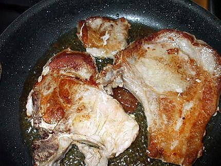 recette Chuletas de cerdo con salsa de oregano....( Côtes de Porc moëlleuses Sauce  à  l'Origan. .)...Pour femmes pressées...