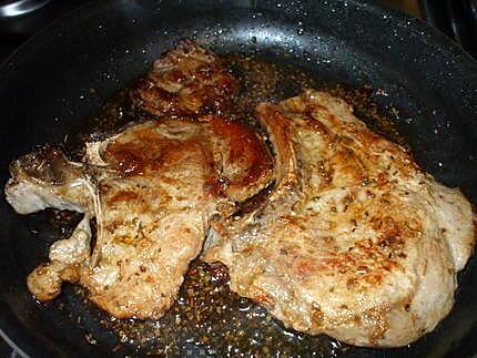 recette Chuletas de cerdo con salsa de oregano....( Côtes de Porc moëlleuses Sauce  à  l'Origan. .)...Pour femmes pressées...