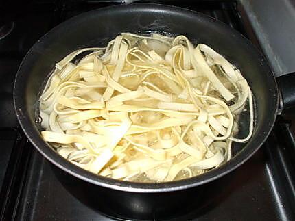 recette Tagliatelles Fraîches aux petits lardons....( Pour femmes pressées...)..Rapide et succulent...