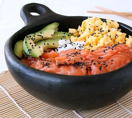 recette ** Cuisine japonaise : Chirashi ou Chirachi au Saumon, avocat et omelette Tamogo yaki**