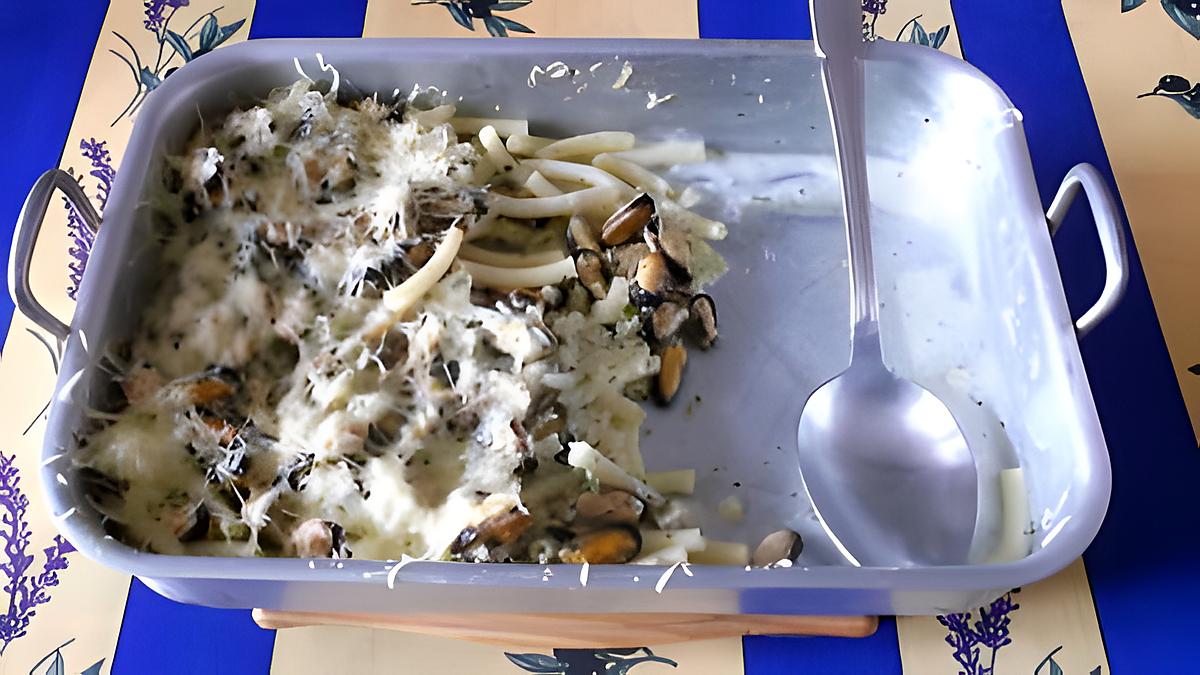 recette moules gratinées sur un lit de macaronis ( recette imaginée et faîte par Gg ) .