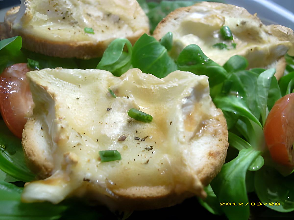 recette toasts de camembert au cognac sur son lit de mâche