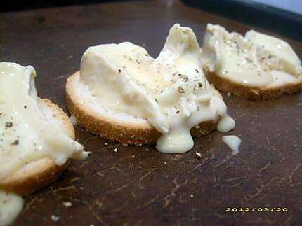 recette toasts de camembert au cognac sur son lit de mâche