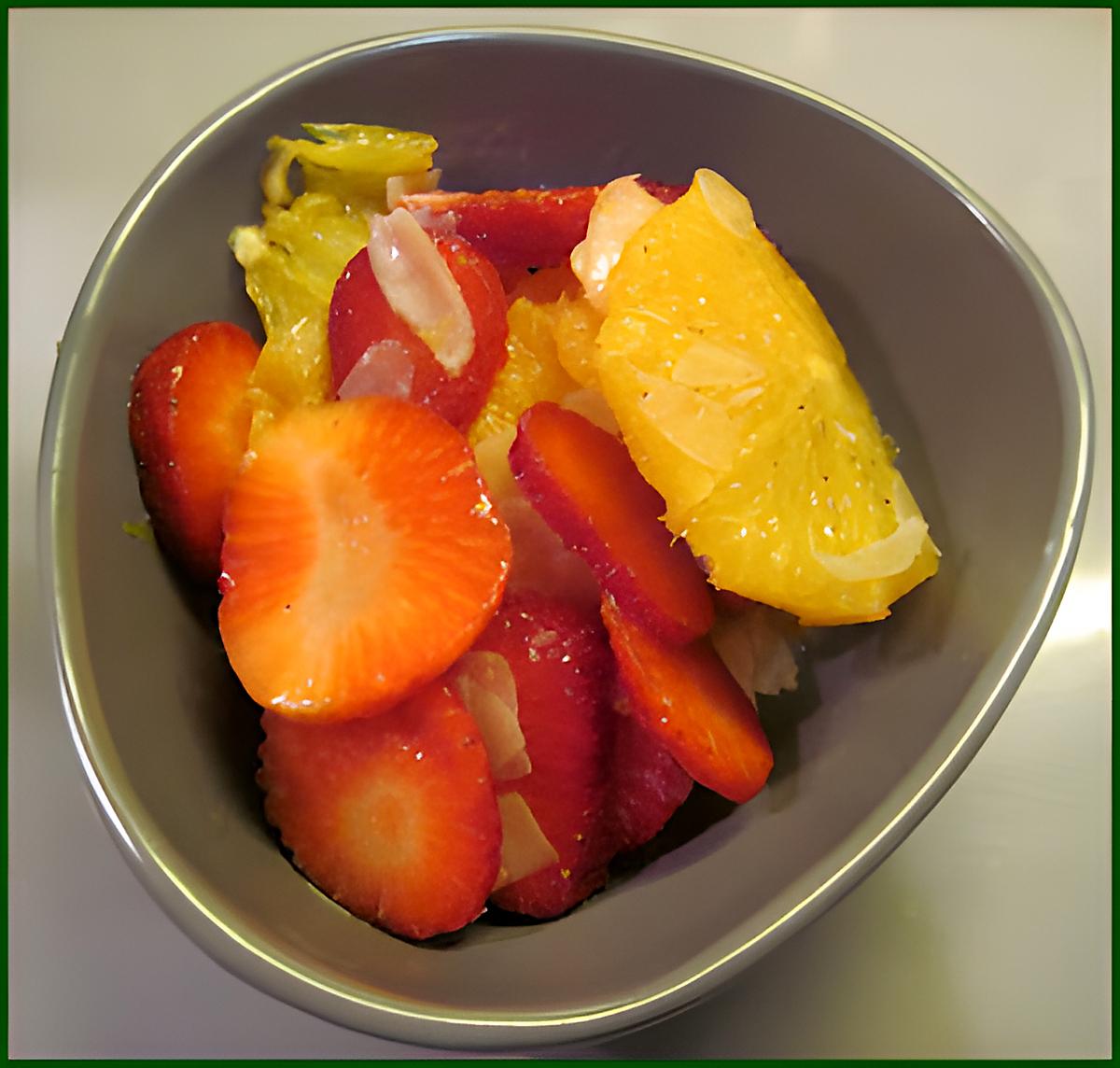 recette Salade de fraises et oranges aux amandes effilées et quatre epices