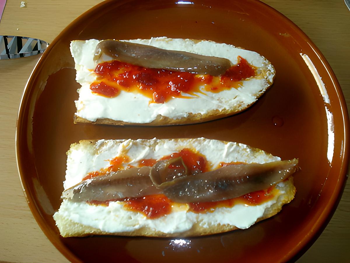 recette TOASTS FROMAGE-ANCHOIS-CONFITURE DE POIVRONS (TAPAS D´ALMERÍA)