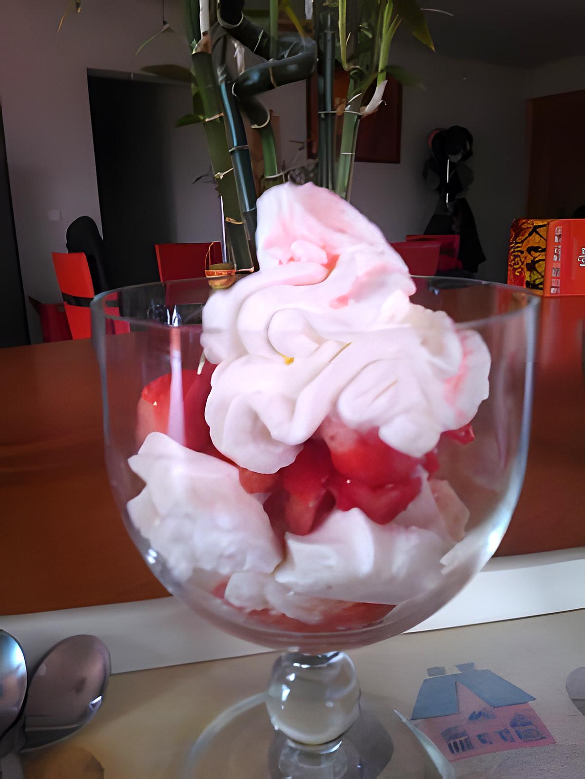 recette FRAISES A LA CHANTILLY ET AUX ECLATS DE MERINGUES