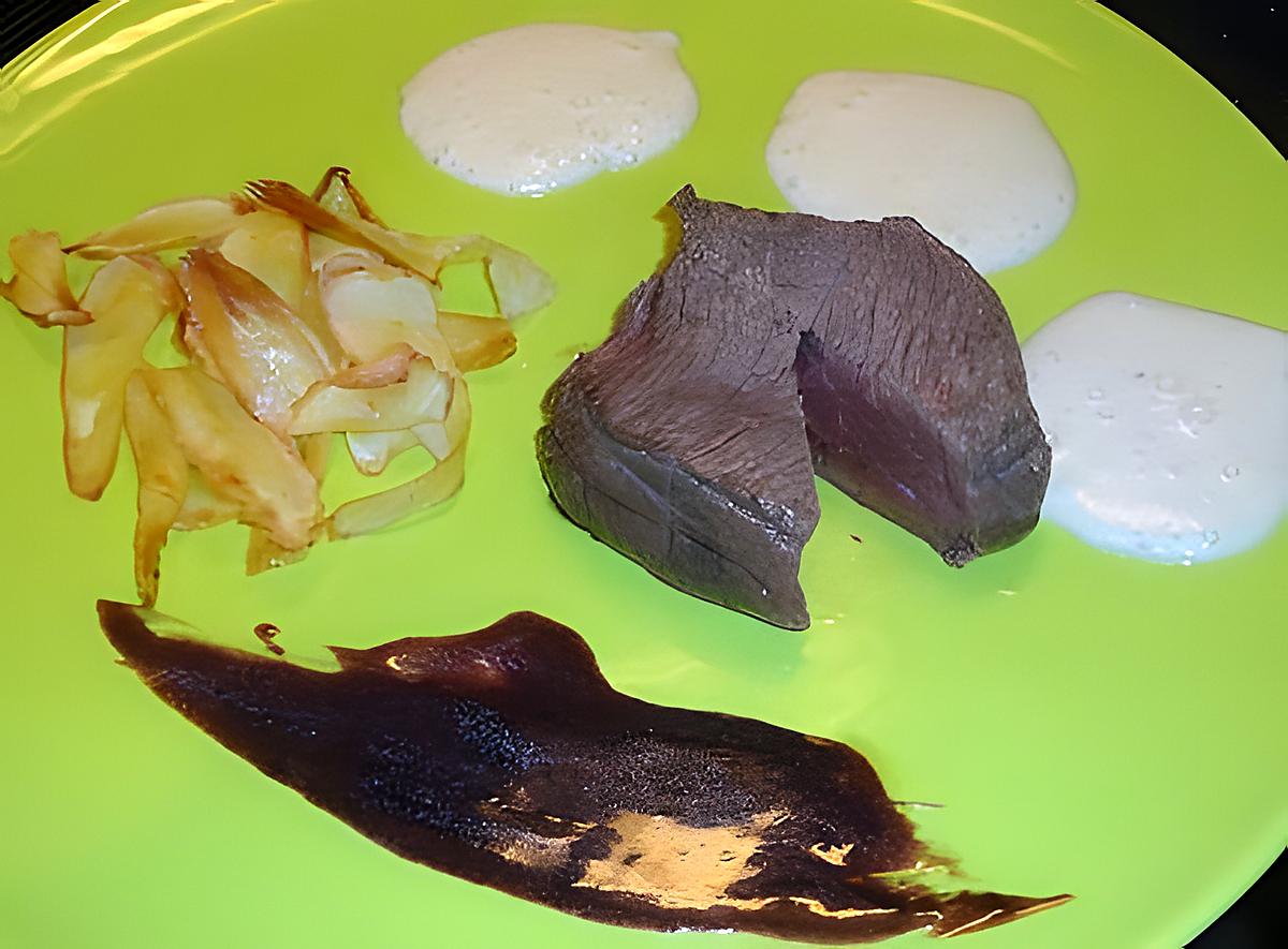 recette FILET DE BOEUF ROTIE JUS AU VIN DE PASSION EMULSION DE POMMES DE TERRE CHIPS DE PANAIS