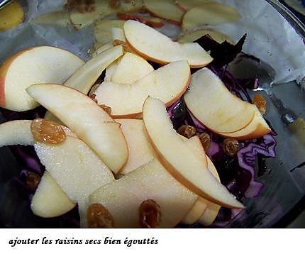 recette Salade de chou rouge cru , pomme verte et raisins