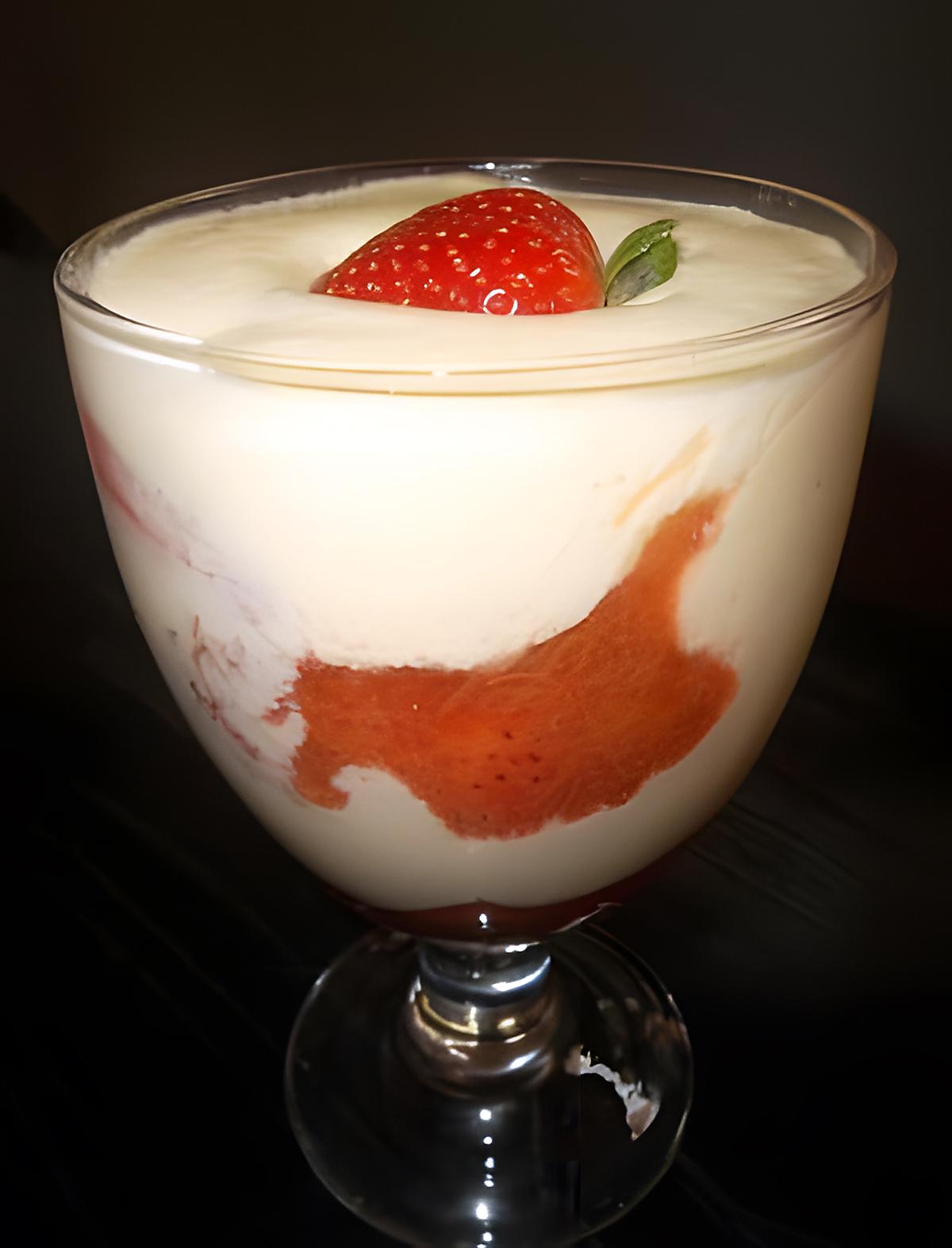 recette MOUSSE AU CHOCOLAT BLANC COMPOTE RHUBARBE FRAISE