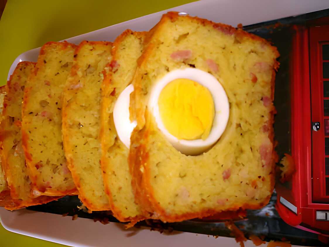 Recette de Cake salé lardons, gruyère, herbes de Provence et œufs durs