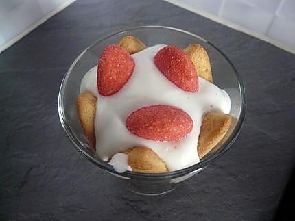 recette Verrine " genre " charlotte aux fraises ultra facile