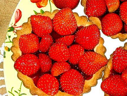 recette TARTELETTES AUX FRAISES SUR LIT DE CONFITURE