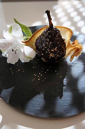 recette poire pochée au chocolat et paillettes d'or