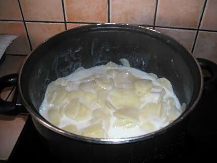 recette Gratin de pommes de terre au beaufort et à la saucisse de Morteau