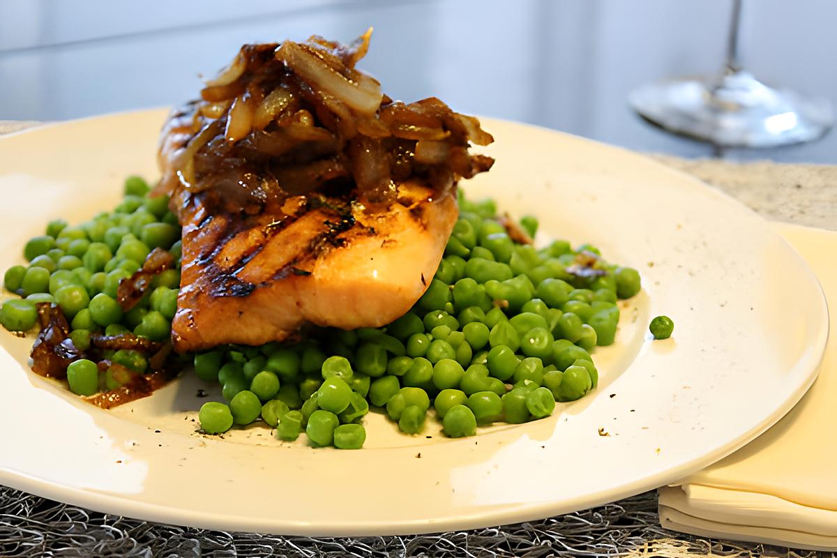 recette Pavé de coeur de saumon Teriaky, petit-pois au beurre aux herbes, oignons caramélisés à la bière