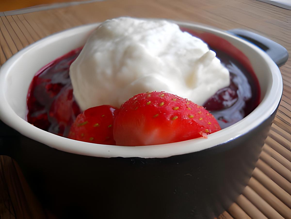 recette Soupe de fraises et framboises au vinaigre de tomates, crème fouettée aux amandes