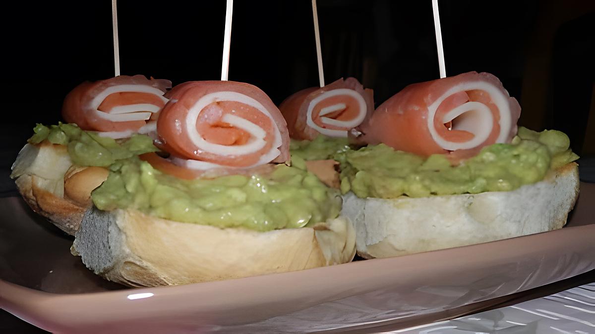 recette Toasts de guacamole et leurs roulés de saumon fumé au fromage de chèvre