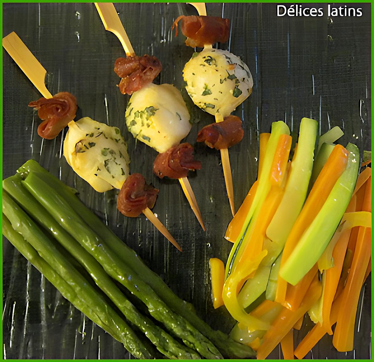 recette Brochettes de saint Jacques et jambon de Parme , asperges et juliennes de légumes poêlées