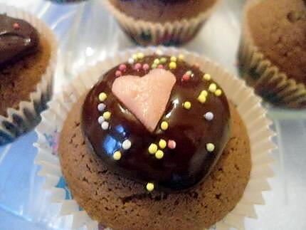 recette Cupcakes au chocolat et coeur de pâte d'amande