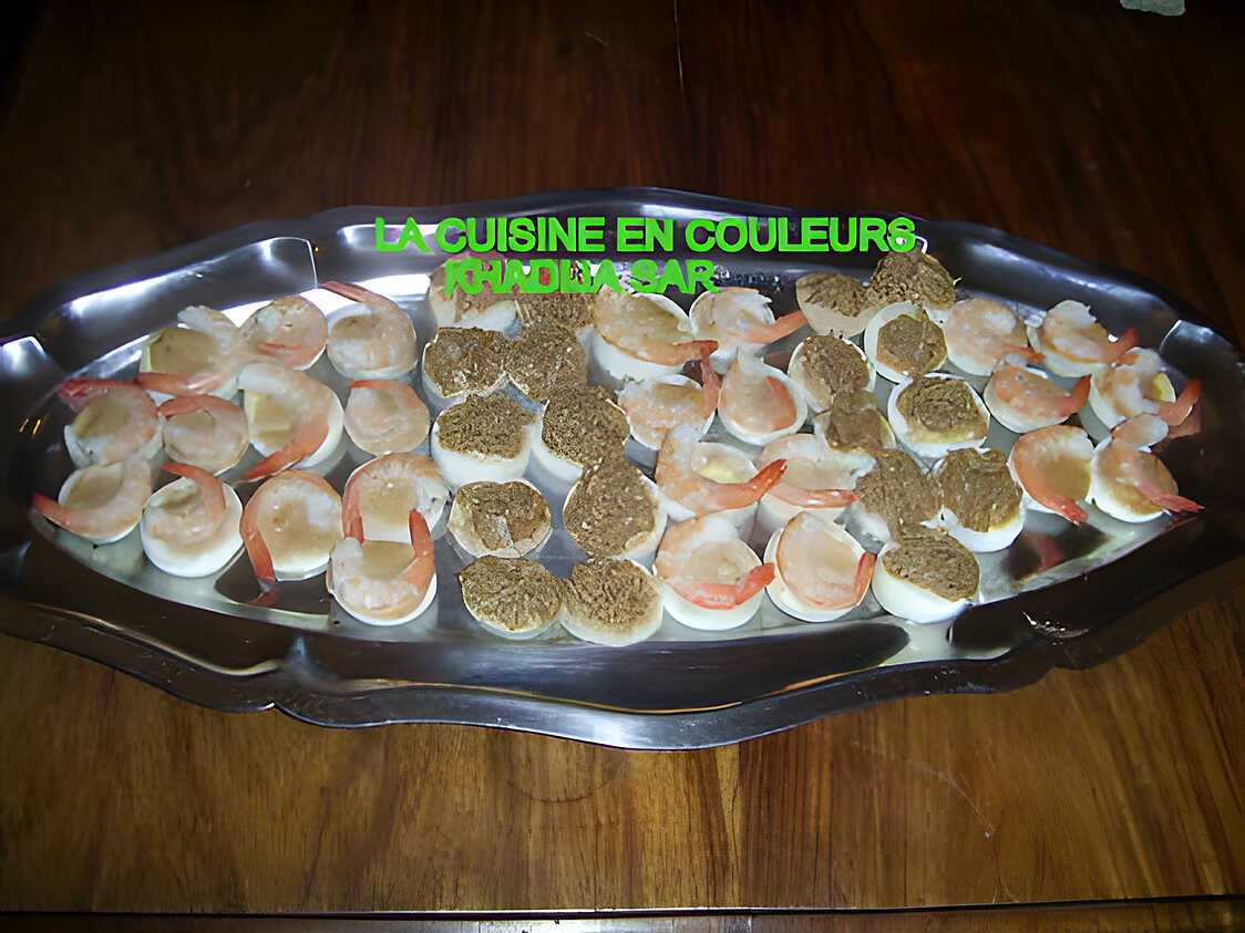 Canapès d`oeufs aux crevettes et aux miettes de thon