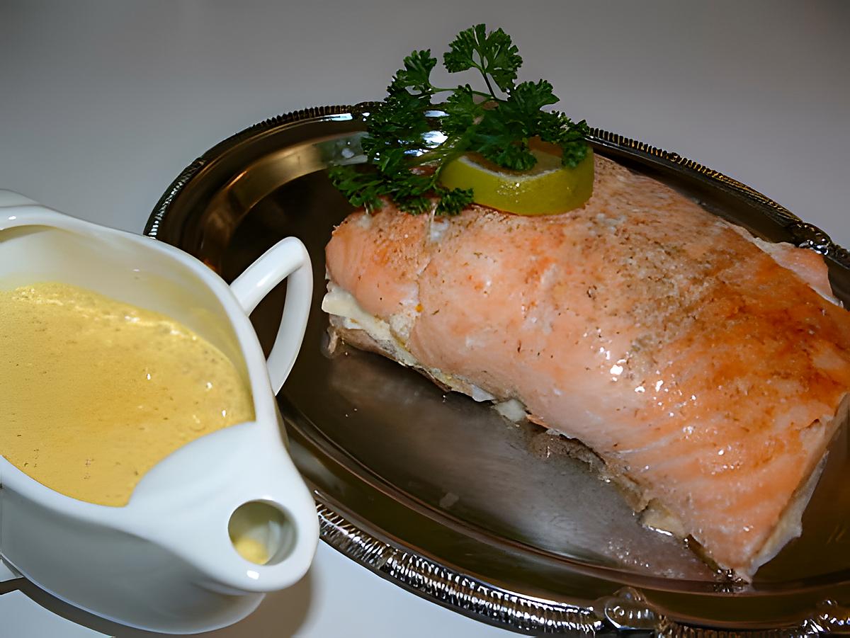 recette Rôti de saumon farci à la mousse de crabe et crevettes et sa sauce safranée