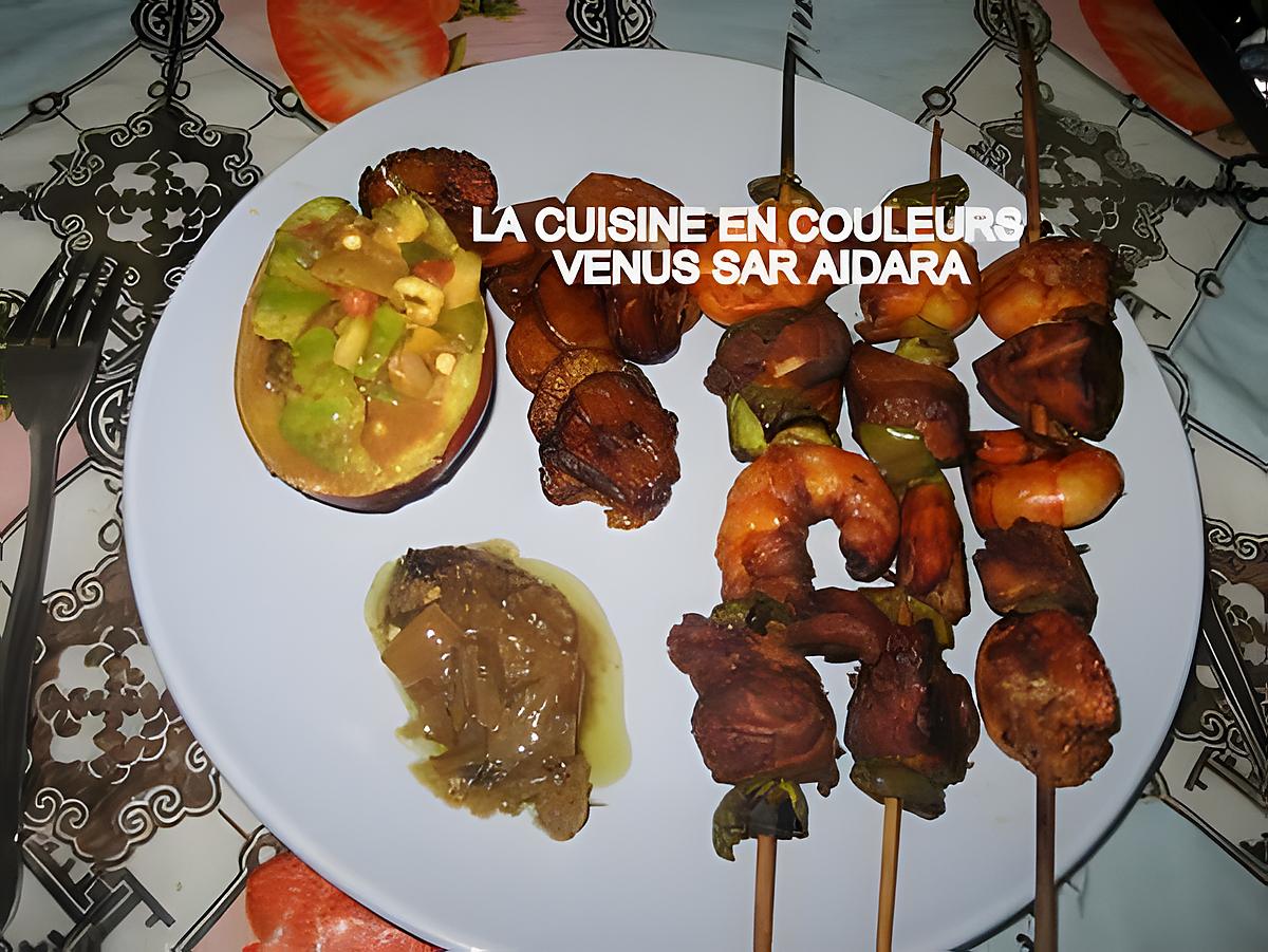 recette brochettes de gambas et de filets saumon(accompagnement bananes plantain et salade d'avocats)